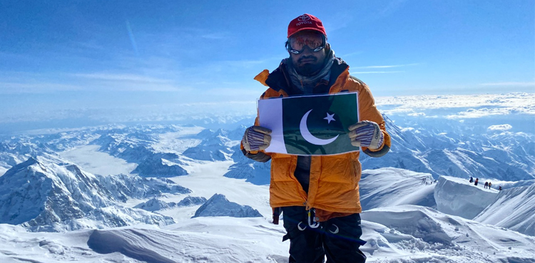 Pakistani Mountaineer Asad Ali Memon Scales Antarctica's Mount Vinson!