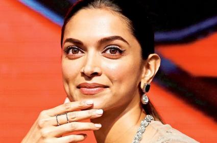 Deepika Padukone, Bollywood 10000 Crore Star!