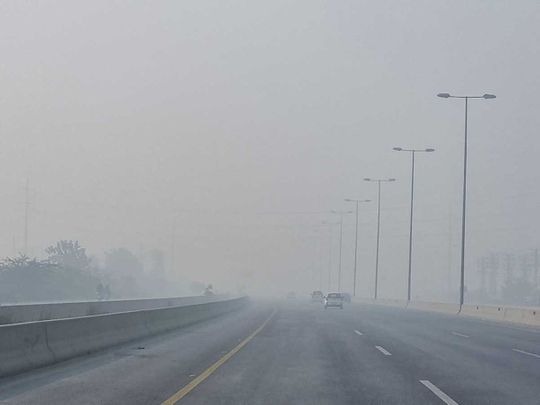 Heavy Fog Disrupts Travel Across Pakistan!