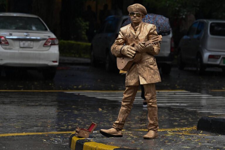 Golden Statue Performer in Lahore Arrested for Alleged Begging